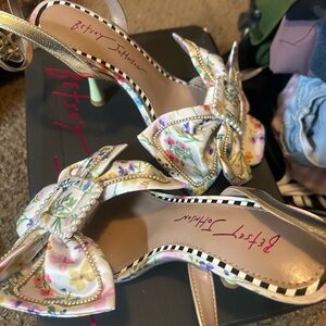 Betsey Johnson Floral Women's Heels - Cream size 6